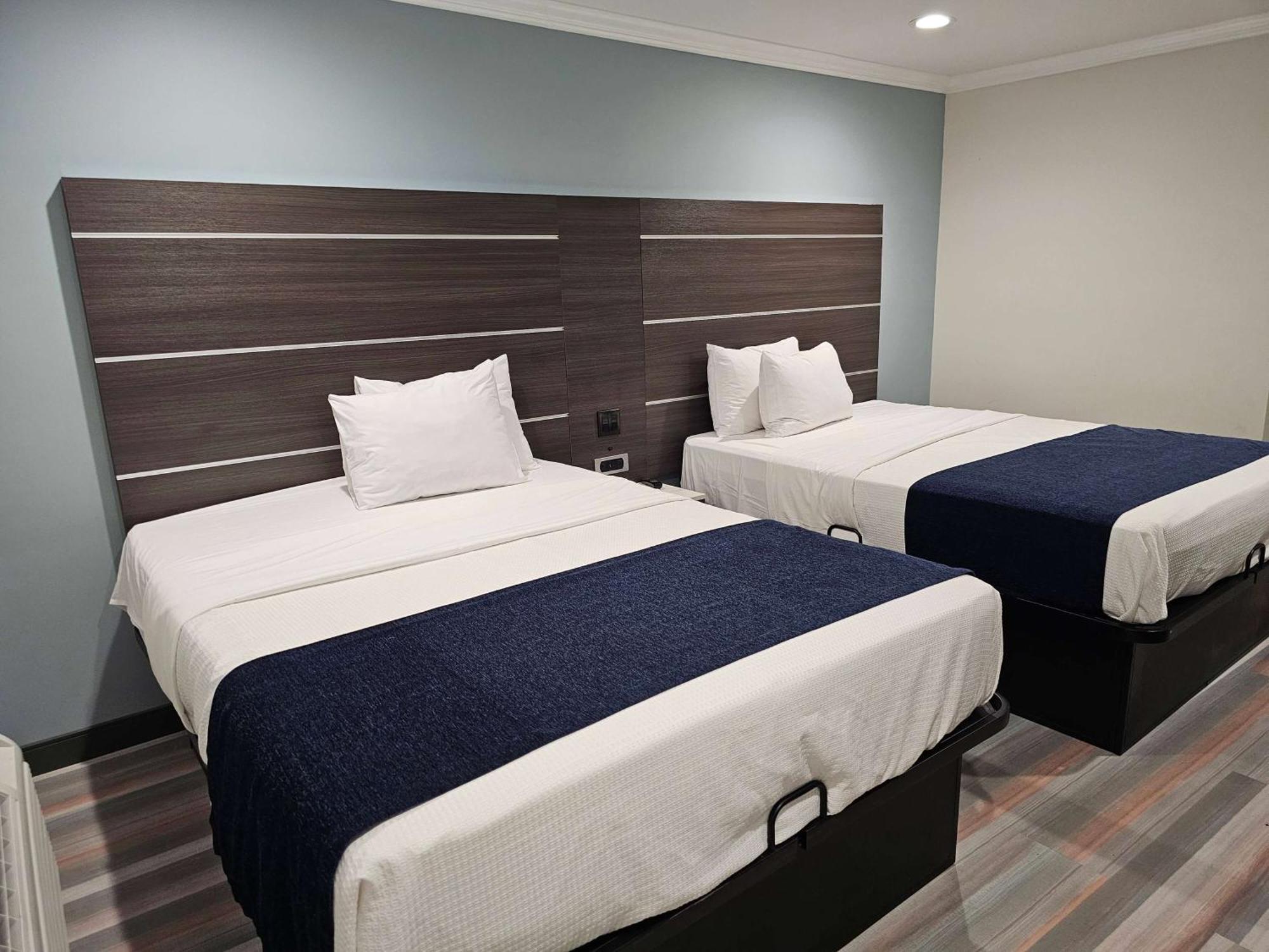 Travelodge Inn & Suites By Wyndham Fullerton Exterior photo