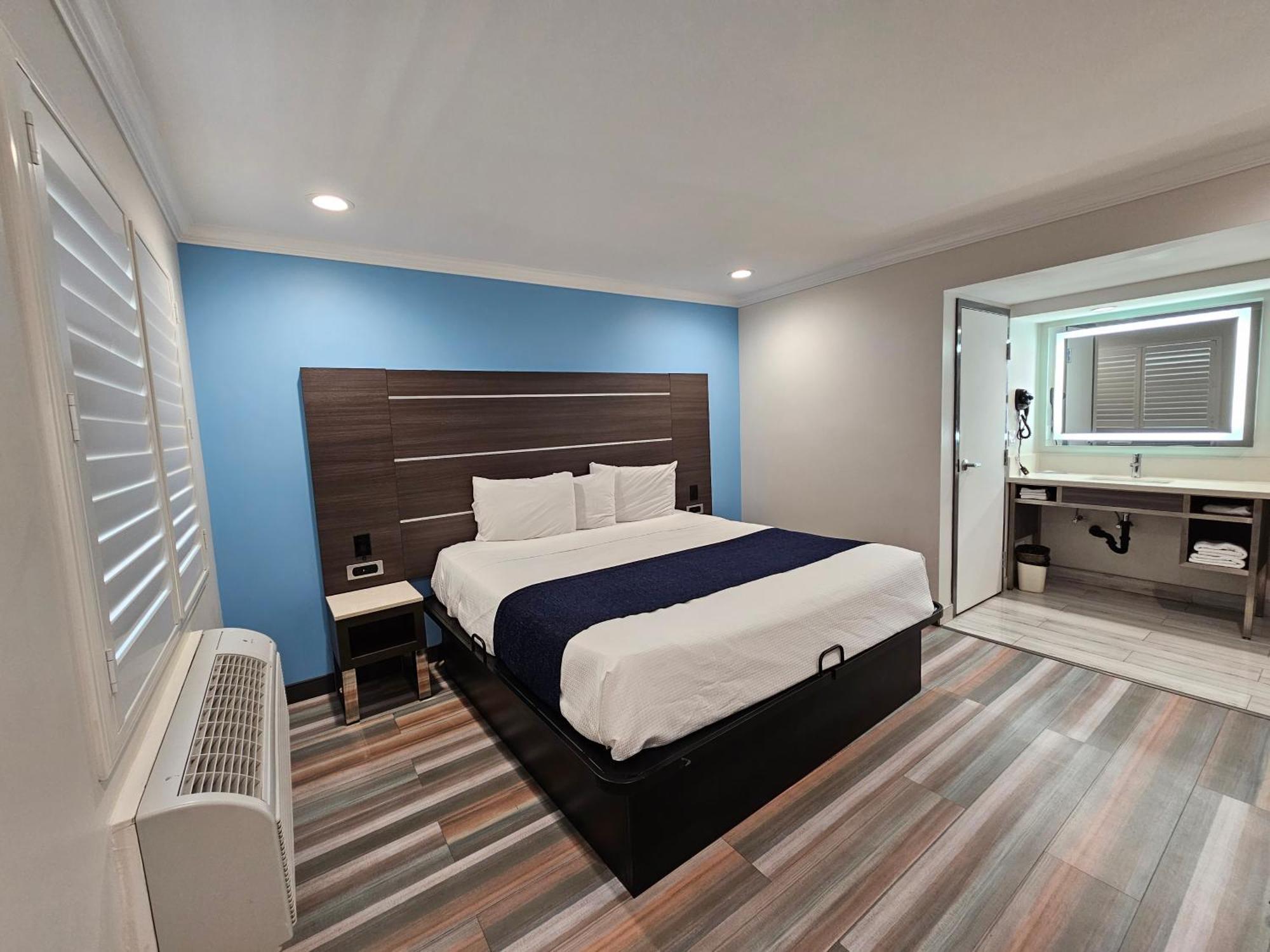 Travelodge Inn & Suites By Wyndham Fullerton Exterior photo