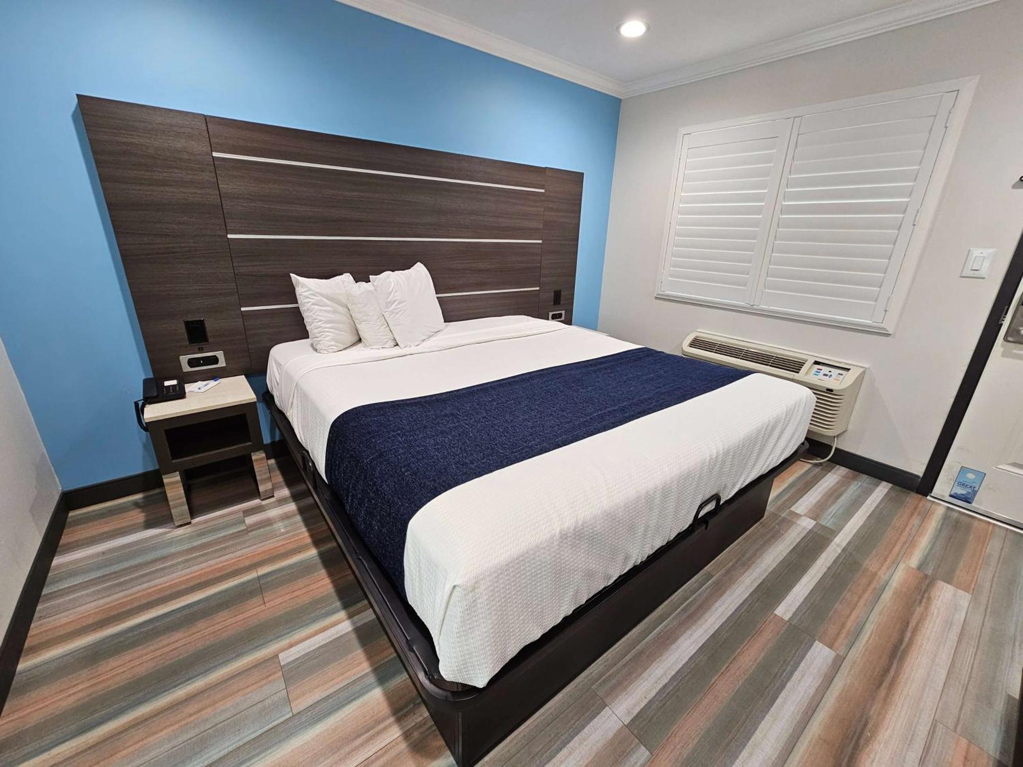 Travelodge Inn & Suites By Wyndham Fullerton Exterior photo