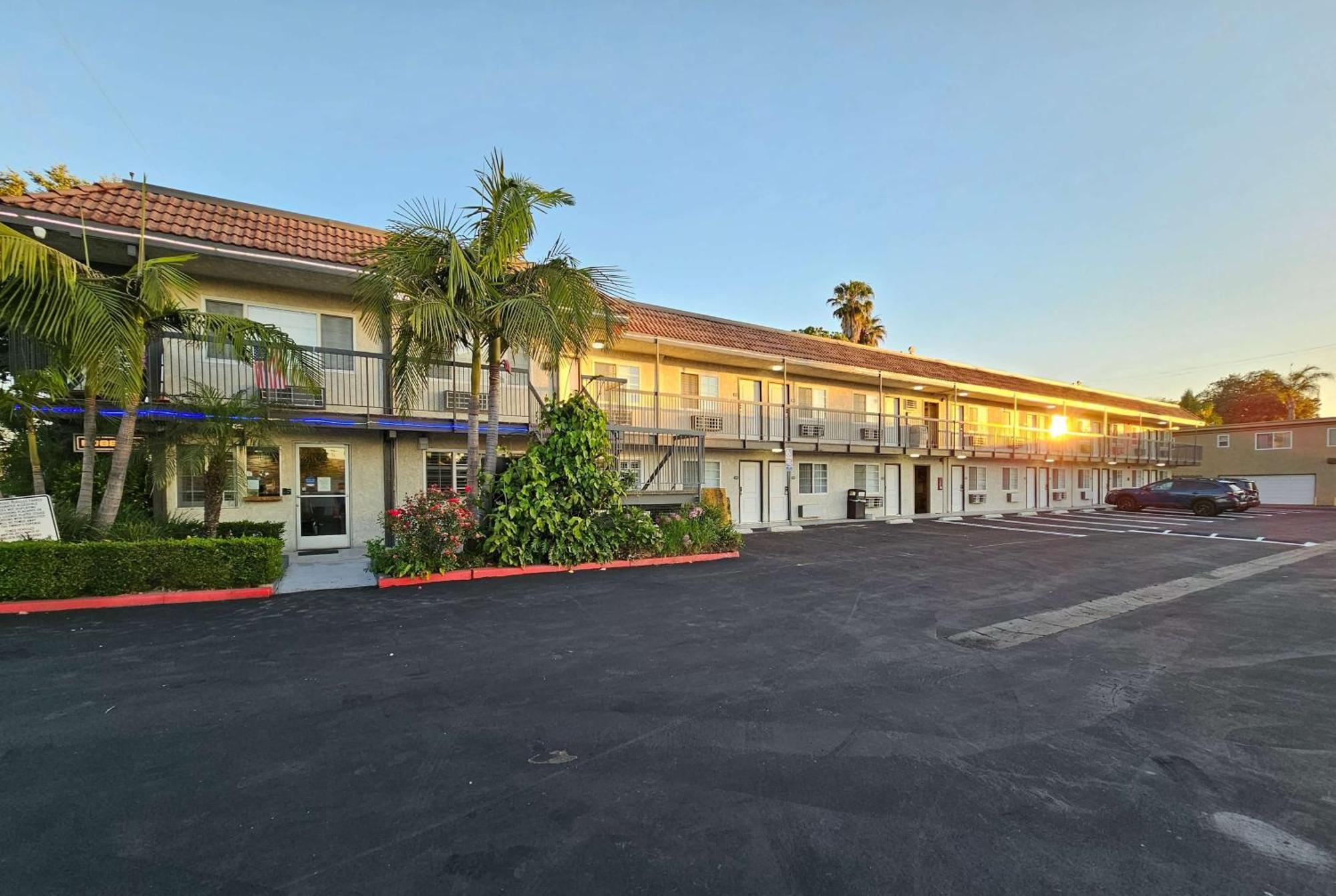 Travelodge Inn & Suites By Wyndham Fullerton Exterior photo