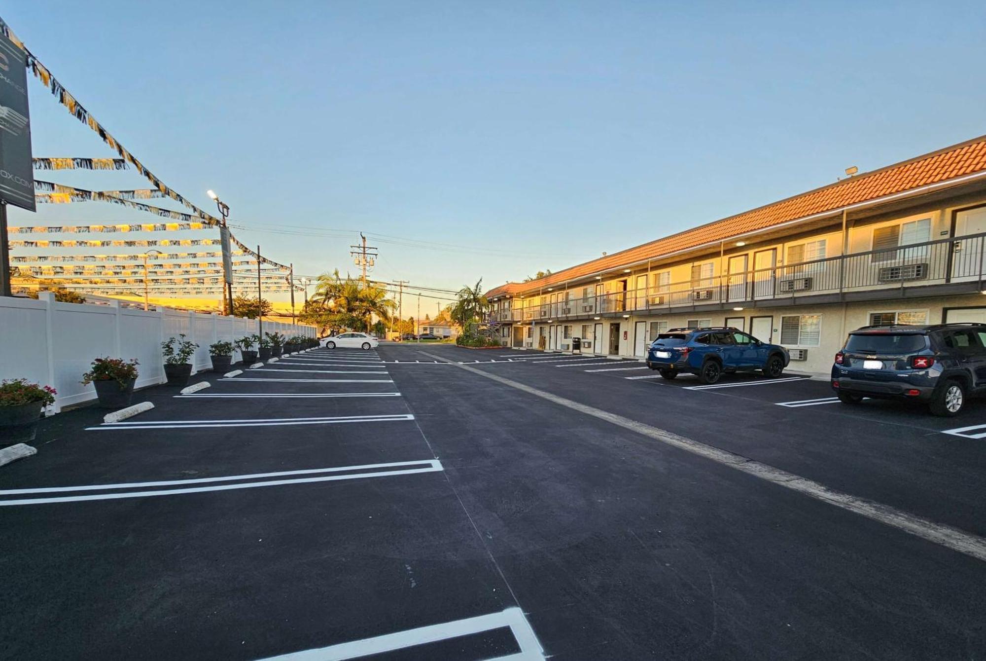 Travelodge Inn & Suites By Wyndham Fullerton Exterior photo