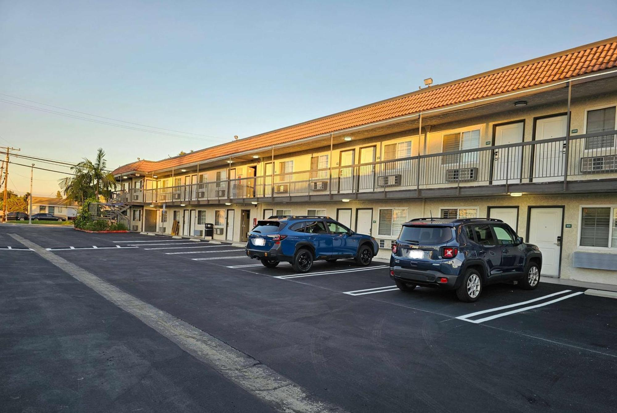 Travelodge Inn & Suites By Wyndham Fullerton Exterior photo