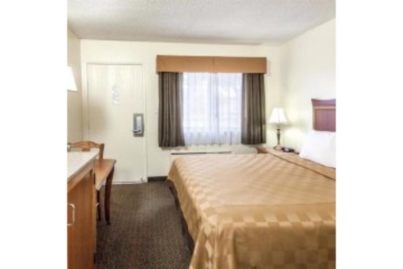 Travelodge Inn & Suites By Wyndham Fullerton Exterior photo