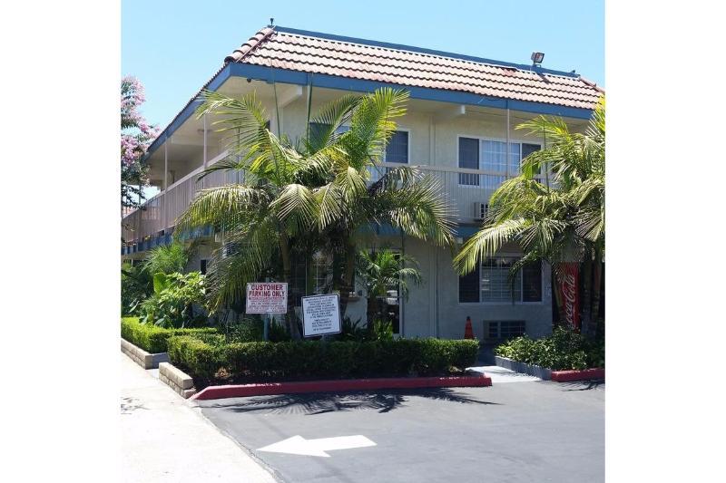 Travelodge Inn & Suites By Wyndham Fullerton Exterior photo